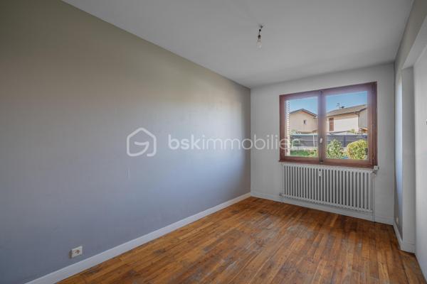 À découvrir sur le secteur Sud de Rumilly, à proximité immédiate des écoles, commerces, commodités et transports en commun, cet appartement T4 traversant d’environ 84 m² offre une configuration idéale pour une vie de famille.

Situé en rez-de-chaussée surélevé d’une copropriété de 1969 à taille humaine, composée de seulement trois niveaux, l’appartement bénéficie d’une double exposition Est-Ouest lui apportant une belle luminosité tout au long de la journée.

L’entrée dessert une cuisine indépendante bénéficiant d’un accès au balcon ainsi qu’un salon. L’espace nuit se compose de trois chambres, d’une salle de bains et de toilettes séparées.

La configuration traversante de l’appartement permet de profiter d’une agréable luminosité et d’une bonne circulation entre les différents espaces.

Une cave ainsi qu’un garage privatif viennent compléter le bien, apportant de précieux espaces de rangement et de stationnement. Des places de parking sont également disponibles devant la copropriété.

Un appartement fonctionnel et bien situé, réunissant trois chambres, des annexes et la proximité des services du quotidien, à quelques minutes du centre de Rumilly.

Une opportunité à découvrir pour une résidence principale ou un projet d’investissement.