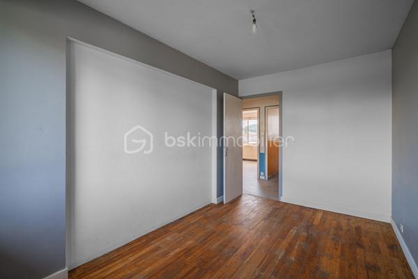 À découvrir sur le secteur Sud de Rumilly, à proximité immédiate des écoles, commerces, commodités et transports en commun, cet appartement T4 traversant d’environ 84 m² offre une configuration idéale pour une vie de famille.

Situé en rez-de-chaussée surélevé d’une copropriété de 1969 à taille humaine, composée de seulement trois niveaux, l’appartement bénéficie d’une double exposition Est-Ouest lui apportant une belle luminosité tout au long de la journée.

L’entrée dessert une cuisine indépendante bénéficiant d’un accès au balcon ainsi qu’un salon. L’espace nuit se compose de trois chambres, d’une salle de bains et de toilettes séparées.

La configuration traversante de l’appartement permet de profiter d’une agréable luminosité et d’une bonne circulation entre les différents espaces.

Une cave ainsi qu’un garage privatif viennent compléter le bien, apportant de précieux espaces de rangement et de stationnement. Des places de parking sont également disponibles devant la copropriété.

Un appartement fonctionnel et bien situé, réunissant trois chambres, des annexes et la proximité des services du quotidien, à quelques minutes du centre de Rumilly.

Une opportunité à découvrir pour une résidence principale ou un projet d’investissement.