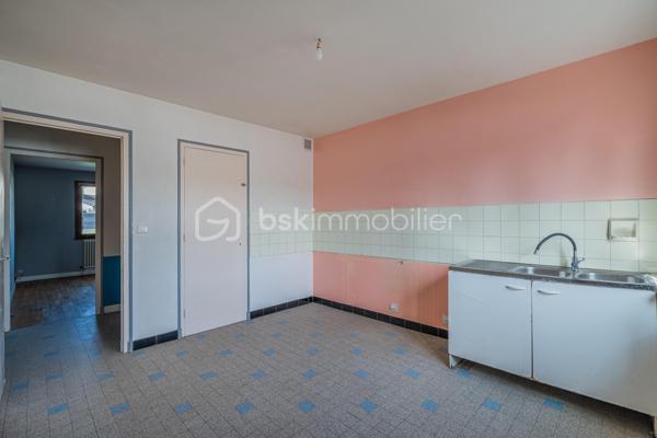 À découvrir sur le secteur Sud de Rumilly, à proximité immédiate des écoles, commerces, commodités et transports en commun, cet appartement T4 traversant d’environ 84 m² offre une configuration idéale pour une vie de famille.

Situé en rez-de-chaussée surélevé d’une copropriété de 1969 à taille humaine, composée de seulement trois niveaux, l’appartement bénéficie d’une double exposition Est-Ouest lui apportant une belle luminosité tout au long de la journée.

L’entrée dessert une cuisine indépendante bénéficiant d’un accès au balcon ainsi qu’un salon. L’espace nuit se compose de trois chambres, d’une salle de bains et de toilettes séparées.

La configuration traversante de l’appartement permet de profiter d’une agréable luminosité et d’une bonne circulation entre les différents espaces.

Une cave ainsi qu’un garage privatif viennent compléter le bien, apportant de précieux espaces de rangement et de stationnement. Des places de parking sont également disponibles devant la copropriété.

Un appartement fonctionnel et bien situé, réunissant trois chambres, des annexes et la proximité des services du quotidien, à quelques minutes du centre de Rumilly.

Une opportunité à découvrir pour une résidence principale ou un projet d’investissement.