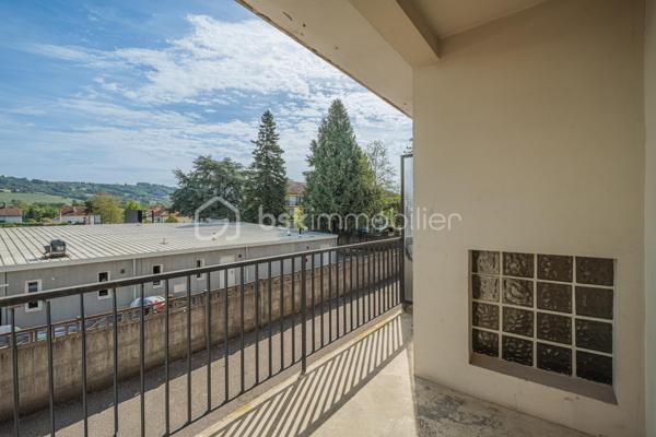 À découvrir sur le secteur Sud de Rumilly, à proximité immédiate des écoles, commerces, commodités et transports en commun, cet appartement T4 traversant d’environ 84 m² offre une configuration idéale pour une vie de famille.

Situé en rez-de-chaussée surélevé d’une copropriété de 1969 à taille humaine, composée de seulement trois niveaux, l’appartement bénéficie d’une double exposition Est-Ouest lui apportant une belle luminosité tout au long de la journée.

L’entrée dessert une cuisine indépendante bénéficiant d’un accès au balcon ainsi qu’un salon. L’espace nuit se compose de trois chambres, d’une salle de bains et de toilettes séparées.

La configuration traversante de l’appartement permet de profiter d’une agréable luminosité et d’une bonne circulation entre les différents espaces.

Une cave ainsi qu’un garage privatif viennent compléter le bien, apportant de précieux espaces de rangement et de stationnement. Des places de parking sont également disponibles devant la copropriété.

Un appartement fonctionnel et bien situé, réunissant trois chambres, des annexes et la proximité des services du quotidien, à quelques minutes du centre de Rumilly.

Une opportunité à découvrir pour une résidence principale ou un projet d’investissement.