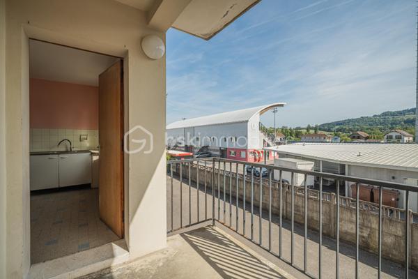 À découvrir sur le secteur Sud de Rumilly, à proximité immédiate des écoles, commerces, commodités et transports en commun, cet appartement T4 traversant d’environ 84 m² offre une configuration idéale pour une vie de famille.

Situé en rez-de-chaussée surélevé d’une copropriété de 1969 à taille humaine, composée de seulement trois niveaux, l’appartement bénéficie d’une double exposition Est-Ouest lui apportant une belle luminosité tout au long de la journée.

L’entrée dessert une cuisine indépendante bénéficiant d’un accès au balcon ainsi qu’un salon. L’espace nuit se compose de trois chambres, d’une salle de bains et de toilettes séparées.

La configuration traversante de l’appartement permet de profiter d’une agréable luminosité et d’une bonne circulation entre les différents espaces.

Une cave ainsi qu’un garage privatif viennent compléter le bien, apportant de précieux espaces de rangement et de stationnement. Des places de parking sont également disponibles devant la copropriété.

Un appartement fonctionnel et bien situé, réunissant trois chambres, des annexes et la proximité des services du quotidien, à quelques minutes du centre de Rumilly.

Une opportunité à découvrir pour une résidence principale ou un projet d’investissement.