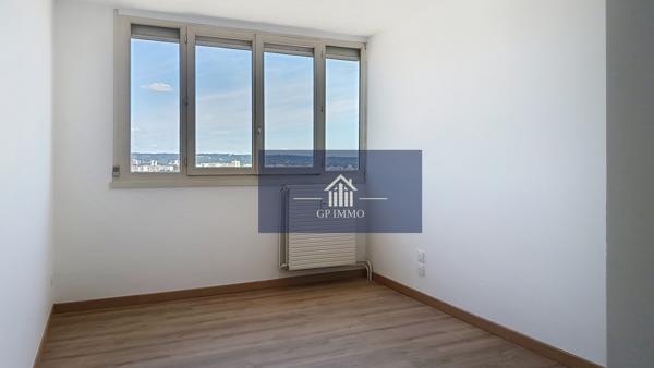 Appartement
         3 pièces
        - 81 m² 227 900 € *