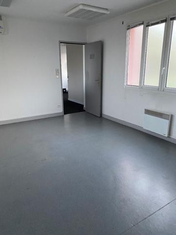 LOCAUX PROFESSIONNELS ROUTE DE CHERVEUX - NIORT