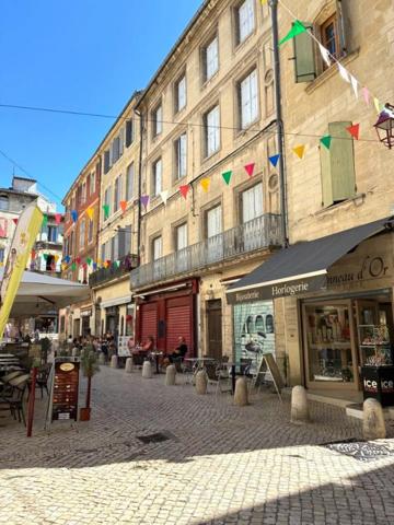 Immeuble  libre au coeur de Sommières Emplacement N°1 potentiel locatif fort