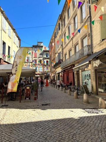 Immeuble  libre au coeur de Sommières Emplacement N°1 potentiel locatif fort