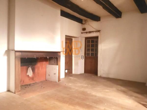 corps de ferme et sa longère en pierre avec terrain à Villeneuve