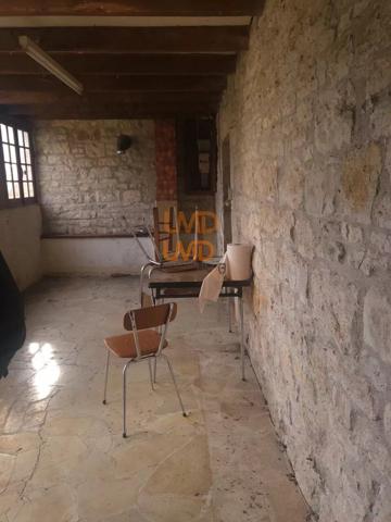 corps de ferme et sa longère en pierre avec terrain à Villeneuve