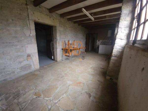 corps de ferme et sa longère en pierre avec terrain à Villeneuve