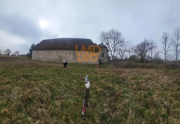 corps de ferme et sa longère en pierre avec terrain à Villeneuve