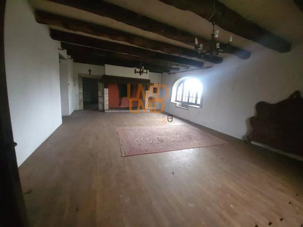 corps de ferme et sa longère en pierre avec terrain à Villeneuve