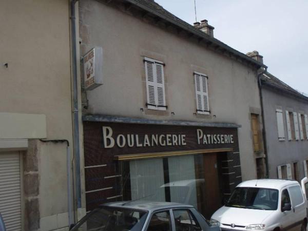 Maison bâtie en pierres couverte en ardoises,