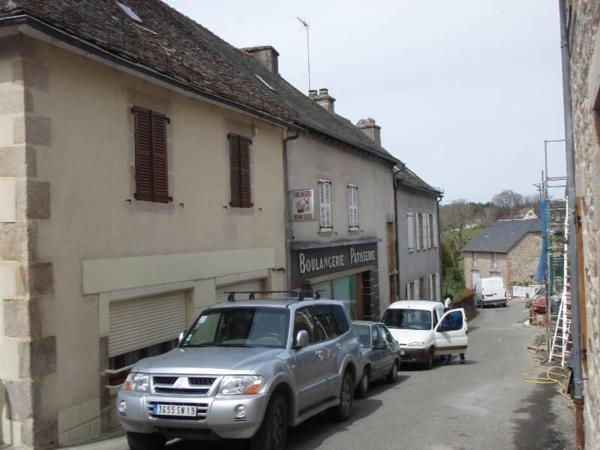 Maison bâtie en pierres couverte en ardoises,