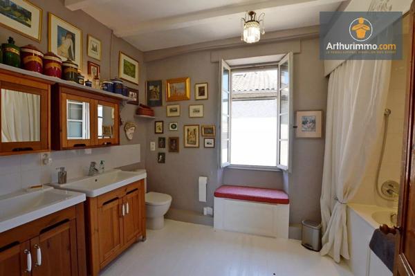Vente                                                      Maison de village
                        
                     6 pièces                      235 m2                     à Lévignac-de-Guyenne