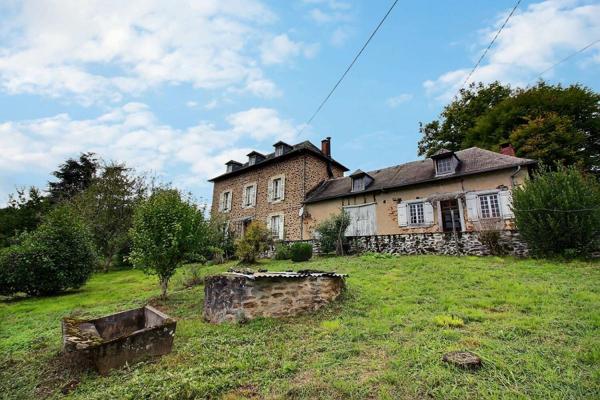 Maison en pierre début 20ème , dépendances, vue dégagée + terrain arboré 11 500 m² avec 1 puits - Vigeois (19)