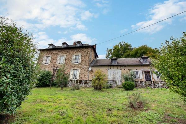 Maison en pierre début 20ème , dépendances, vue dégagée + terrain arboré 11 500 m² avec 1 puits - Vigeois (19)