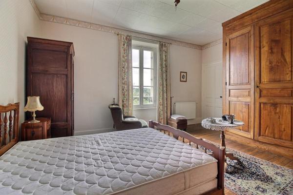 Maison en pierre début 20ème , dépendances, vue dégagée + terrain arboré 11 500 m² avec 1 puits - Vigeois (19)