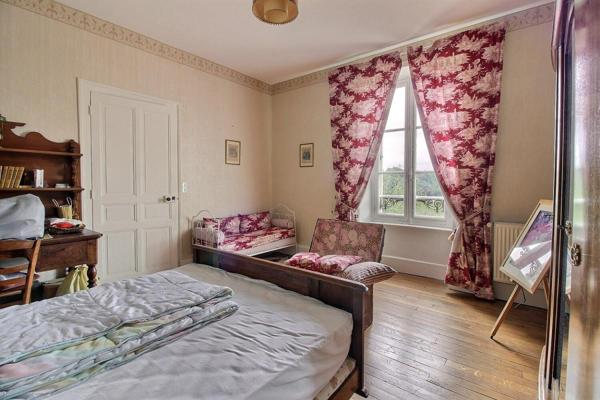 Maison en pierre début 20ème , dépendances, vue dégagée + terrain arboré 11 500 m² avec 1 puits - Vigeois (19)