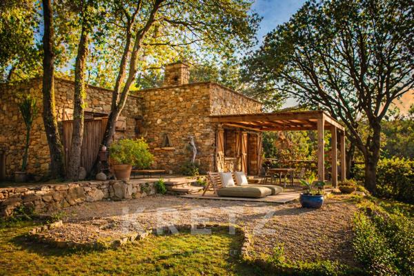 AU COEUR DES VIGNOBLES DE PATRIMONIO – PROPRIÉTÉ DE CHARME AVEC DEUX VILLAS ET PISCINE