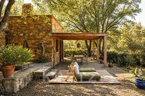 AU COEUR DES VIGNOBLES DE PATRIMONIO – PROPRIÉTÉ DE CHARME AVEC DEUX VILLAS ET PISCINE