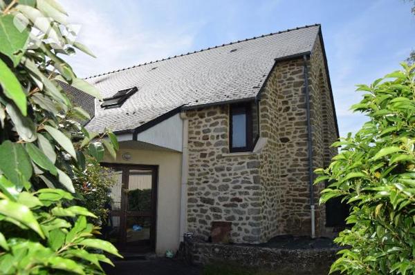 LA BAZOGE MONTPINCON- Ensemble immobilier loués de 3 logements. 

Un ensemble de 3 logements ...