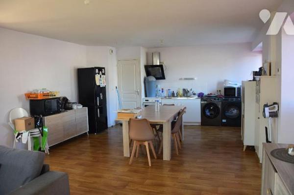 LA BAZOGE MONTPINCON- Ensemble immobilier loués de 3 logements. 

Un ensemble de 3 logements ...