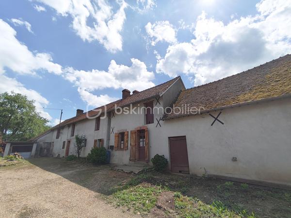 💎 Pépite à Rénover : Longère & Dépendances sur 3 600 m²
Amoureux de la pierre et du calme, ce projet est pour vous ! Situé en pleine campagne, cet ensemble immobilier offre un potentiel de transformation exceptionnel sur un magnifique terrain.

Bâtiment principal : 124 m² au sol avec 2 greniers.

Dépendances de caractère :  grange, atelier, ancien pressoir et cave.

Extérieur : 3 600 m² de terrain au calme absolu, sans vis-à-vis.

Les atouts : Structure saine et cachet authentique. 

Idéal pour une maison de famille, un projet d'artisan ou des gîtes.