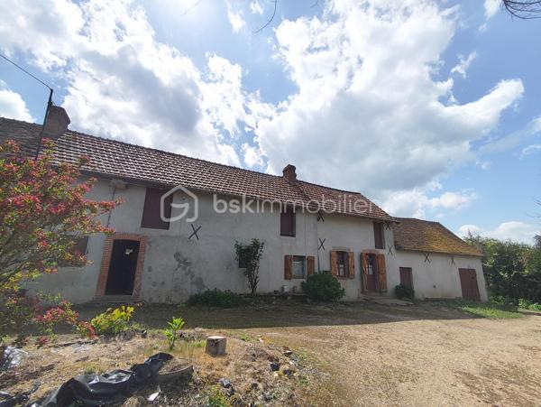 💎 Pépite à Rénover : Longère & Dépendances sur 3 600 m²
Amoureux de la pierre et du calme, ce projet est pour vous ! Situé en pleine campagne, cet ensemble immobilier offre un potentiel de transformation exceptionnel sur un magnifique terrain.

Bâtiment principal : 124 m² au sol avec 2 greniers.

Dépendances de caractère :  grange, atelier, ancien pressoir et cave.

Extérieur : 3 600 m² de terrain au calme absolu, sans vis-à-vis.

Les atouts : Structure saine et cachet authentique. 

Idéal pour une maison de famille, un projet d'artisan ou des gîtes.