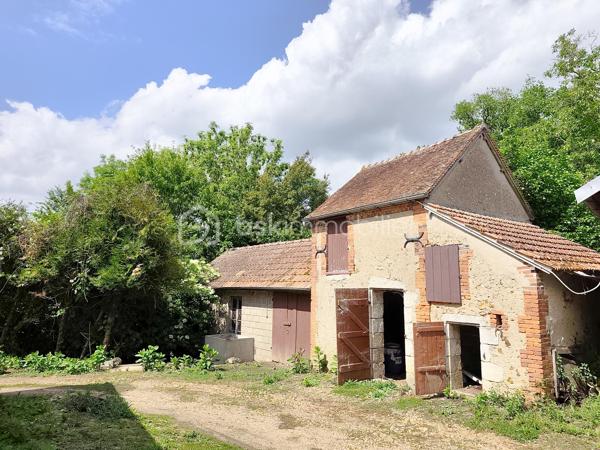 💎 Pépite à Rénover : Longère & Dépendances sur 3 600 m²
Amoureux de la pierre et du calme, ce projet est pour vous ! Situé en pleine campagne, cet ensemble immobilier offre un potentiel de transformation exceptionnel sur un magnifique terrain.

Bâtiment principal : 124 m² au sol avec 2 greniers.

Dépendances de caractère :  grange, atelier, ancien pressoir et cave.

Extérieur : 3 600 m² de terrain au calme absolu, sans vis-à-vis.

Les atouts : Structure saine et cachet authentique. 

Idéal pour une maison de famille, un projet d'artisan ou des gîtes.