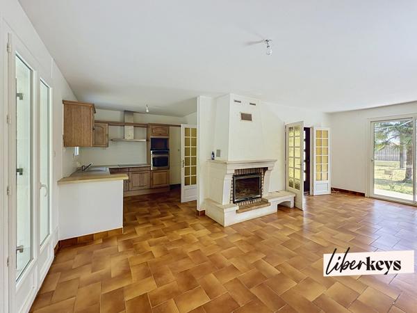 Maison de plain pied avec parc boisé