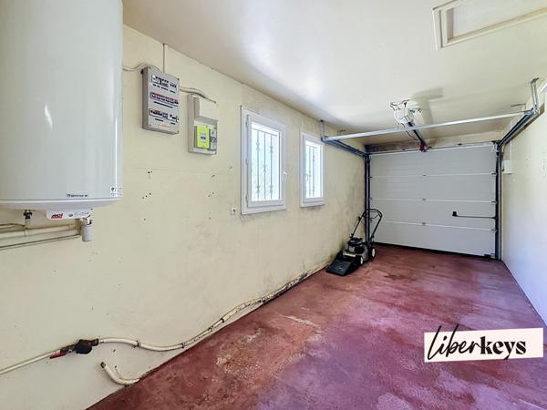 Maison de plain pied avec parc boisé