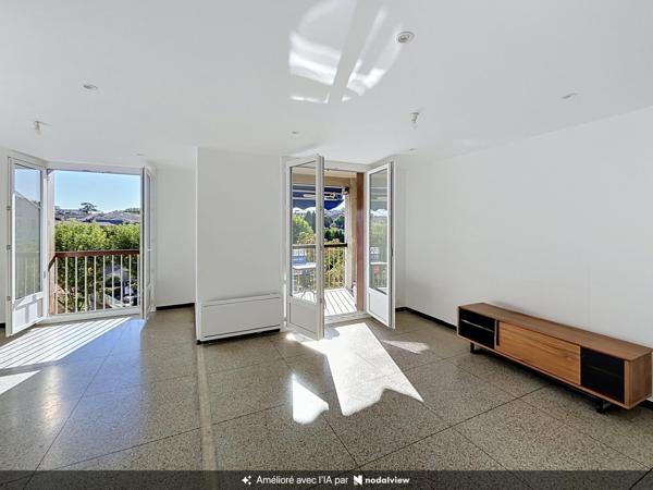 Manosque centre-ville – Lumineux appartement traversant de 78 m² entièrement rénové, avec balcon-terrasse, sans vis-à-vis et parking sécurisé.