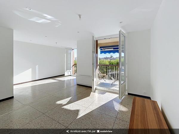 Manosque centre-ville – Lumineux appartement traversant de 78 m² entièrement rénové, avec balcon-terrasse, sans vis-à-vis et parking sécurisé.