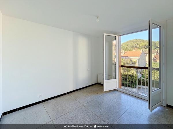Manosque centre-ville – Lumineux appartement traversant de 78 m² entièrement rénové, avec balcon-terrasse, sans vis-à-vis et parking sécurisé.