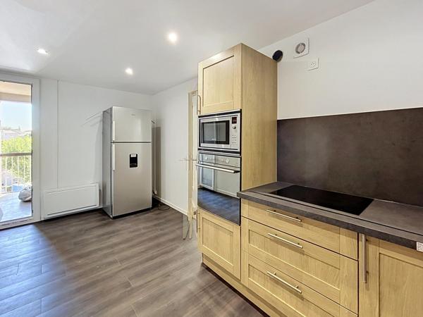 Manosque centre-ville – Lumineux appartement traversant de 78 m² entièrement rénové, avec balcon-terrasse, sans vis-à-vis et parking sécurisé.