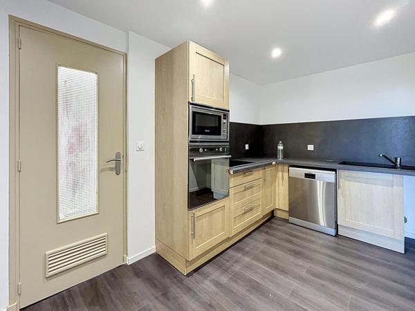 Manosque centre-ville – Lumineux appartement traversant de 78 m² entièrement rénové, avec balcon-terrasse, sans vis-à-vis et parking sécurisé.