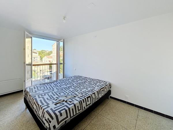 Manosque centre-ville – Lumineux appartement traversant de 78 m² entièrement rénové, avec balcon-terrasse, sans vis-à-vis et parking sécurisé.