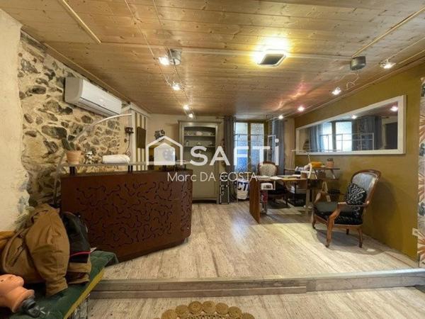 225 m² habitables, nombreuses chambres, cour intérieure. Possibilité de diviser.