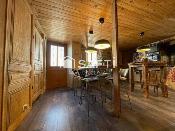 225 m² habitables, nombreuses chambres, cour intérieure. Possibilité de diviser.