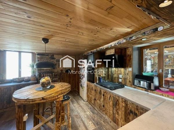 225 m² habitables, nombreuses chambres, cour intérieure. Possibilité de diviser.