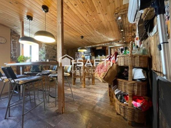 225 m² habitables, nombreuses chambres, cour intérieure. Possibilité de diviser.