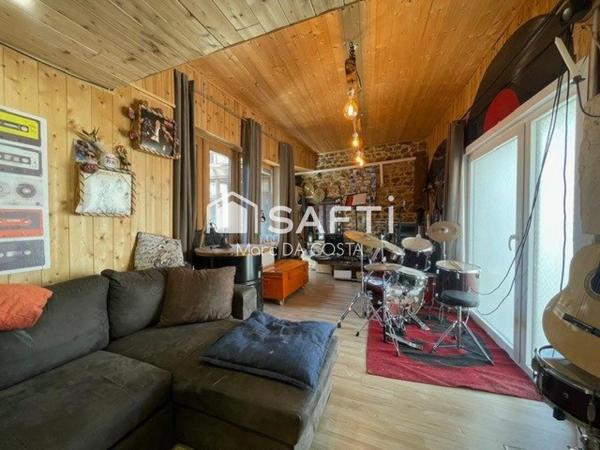 225 m² habitables, nombreuses chambres, cour intérieure. Possibilité de diviser.