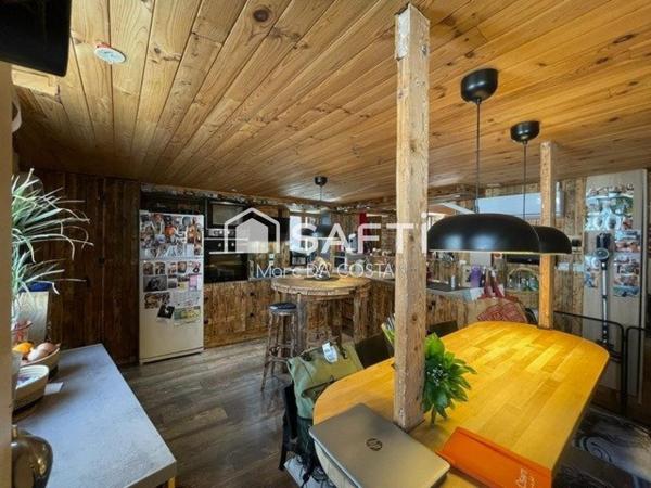 225 m² habitables, nombreuses chambres, cour intérieure. Possibilité de diviser.