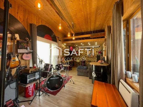 225 m² habitables, nombreuses chambres, cour intérieure. Possibilité de diviser.