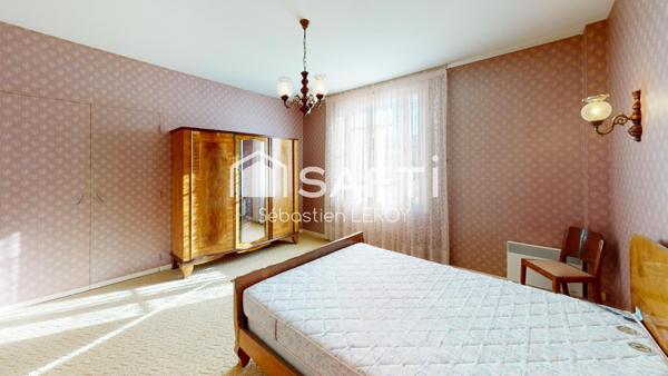 Grande maison familiale avec dépendances.