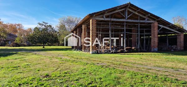 Grande maison familiale avec dépendances.