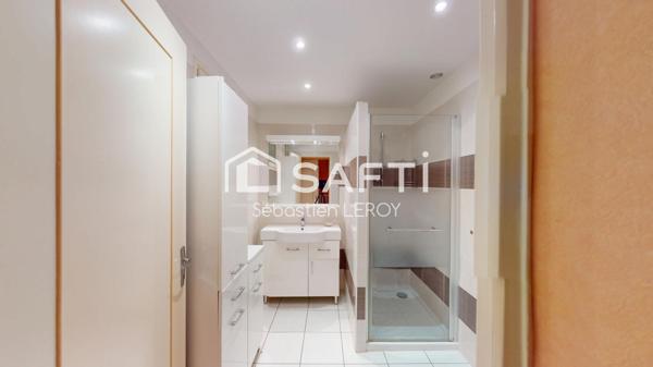 Grande maison familiale avec dépendances.