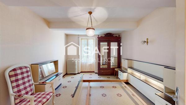 Grande maison familiale avec dépendances.