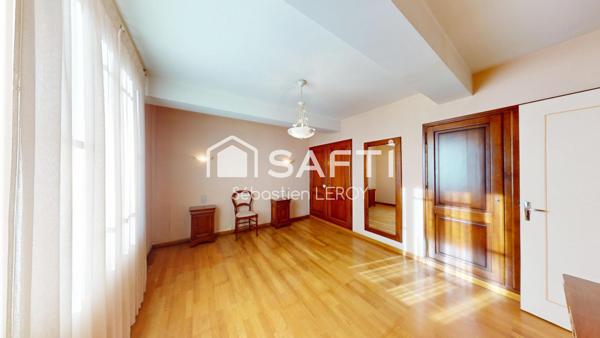 Grande maison familiale avec dépendances.