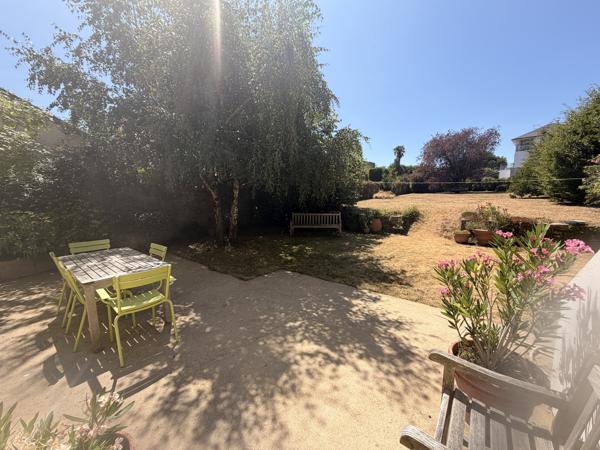 Maison familiale de caractère avec jardin paysager et terrain constructible en cœur de ville