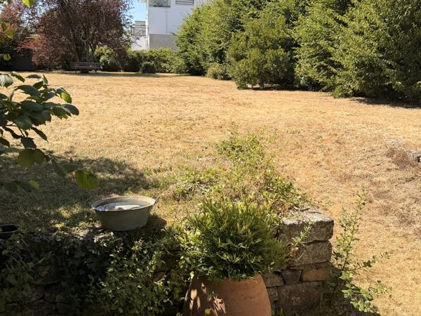 Maison familiale de caractère avec jardin paysager et terrain constructible en cœur de ville